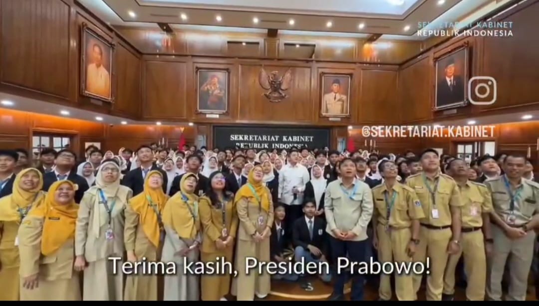 agusmunieb89's tweet photo. TERIMAKASIH Bapak Presiden Prabowo Subianto  yg telah memberi kesempatan siswa-siswi sekolah sebagai Generasi Penerus Bangsa untuk boleh mengunjungi Istana Merdeka.. upaya memupuk Nasionalisme anak bangsa.

@YandriSusanto 
@SekretariatNegaraRI 

#BPSDMKementerianDesaPDT
#Terimaka https://t.co/6MCVtISq8e