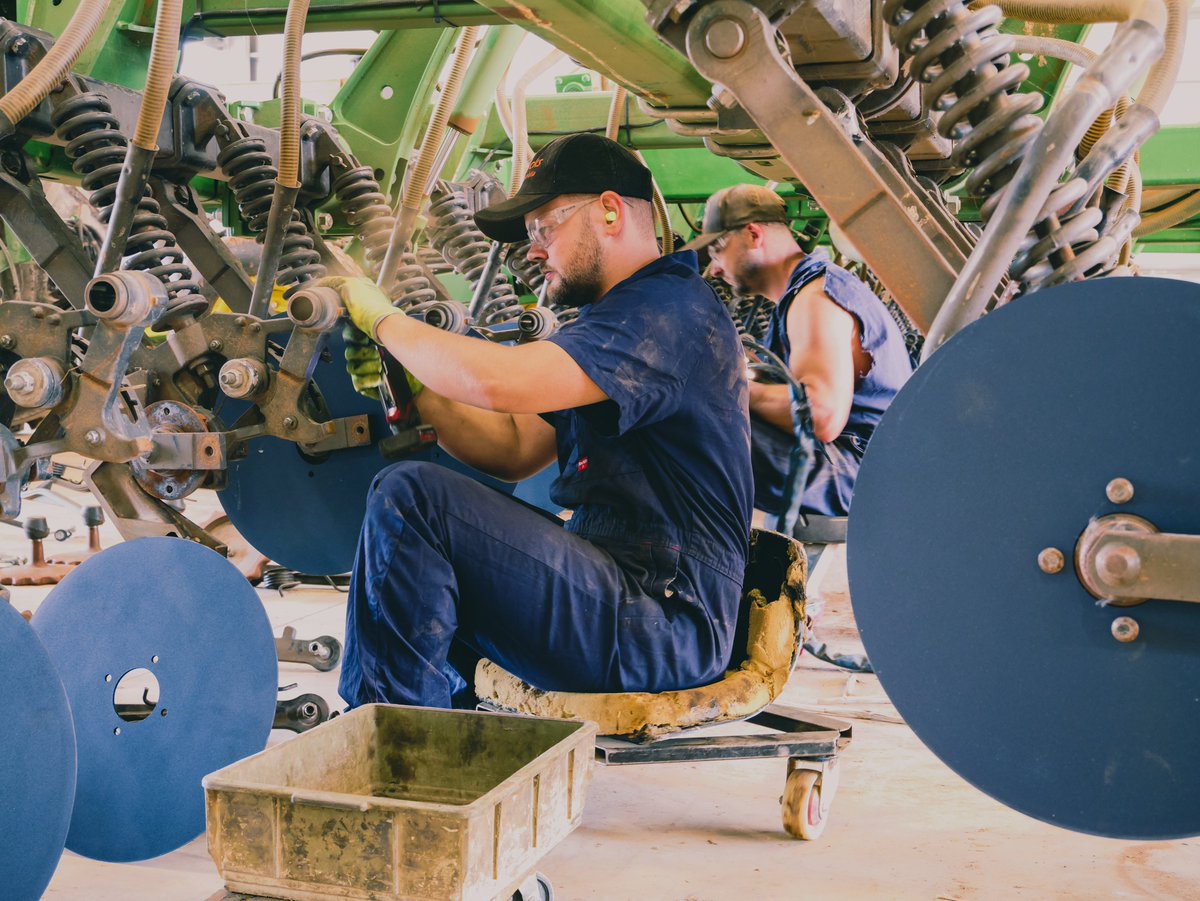 AricksAustralia's tweet photo. The boys rolled into Boree Creek this week to work on a 40ft 1890.
Started as a closing wheel bush job but discs were down to 16 inches so good thing the boys had stock on hand. https://t.co/jaB9iSXook