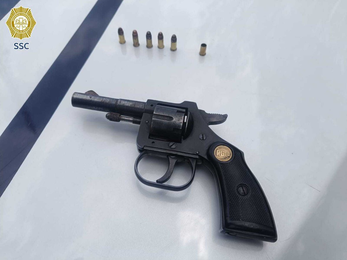 AztecaNoticias's tweet photo. Una mujer de 63 años y un hombre de 33 fueron detenidos luego de una riña donde hirieron a una persona con un arma de fuego en @AlcaldiaAO 

La persona herida, de 22 años tuvo una discusión con su vecino que lo agredió físicamente y posteriormente salió la madre del sujeto con una pistola en mano y disparó. 

A los detenidos se les aseguró un arma corta, cinco cartuchos útiles y uno percutido, ambos ya fueron puestos a disposición del Ministerio Público. 

La persona herida fue trasladada a un hospital para su atención.