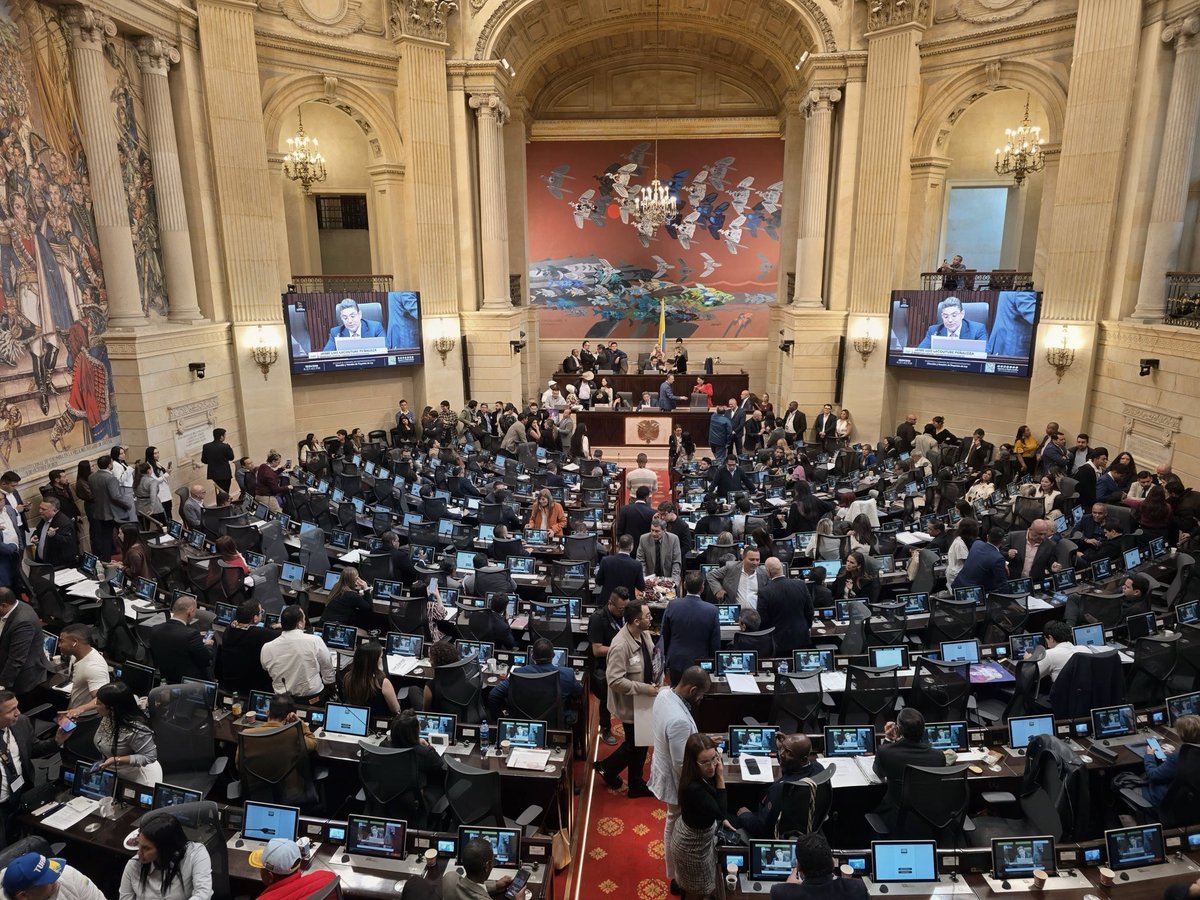 ingwilmerc's tweet photo. Hoy en Plenaria avanzamos con paso firme en dos iniciativas que le hablan al país de memoria, identidad y futuro.

El Proyecto de Ley 174 de 2025 que rinde honores a la memoria de Miguel Uribe Turbay, reconociendo su legado y compromiso con Colombia. Y, además, se aprobó la ley de cultura, clave para fortalecer nuestro tejido social y proyectar el talento de nuestras regiones. 

Aquí seguimos, trabajando 24/7 💚