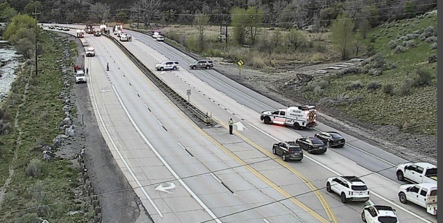 SLCScanner's tweet image. #Breaking #ProvoCanyon #EMS #Police auto vs motorcycle collision. Reports of a 19 yom who possibly hit the median. Details advised injuries were extremely critical and a medical helicopter was dispatched, but then canceled. Both directions of ProvoCanyon were #closed but one lane