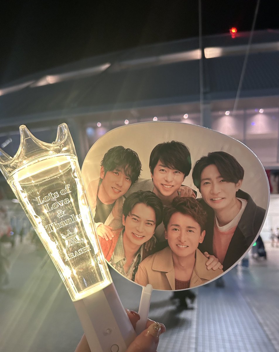 n06m10's tweet photo. 名古屋最終日✨
目の前に5人がいたことが
未だに夢みたいで
あの幸せな空間に入れたことに
感謝でしかないです😭✨
本当にありがとうございます。
最高でした。
一生推します。

生配信の発表もあって
5/31まで嵐5人を追い続けます🥹🫶

#WeareARASHI https://t.co/Obz3LzAeTg