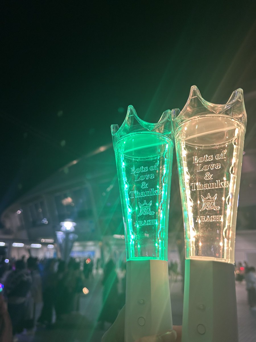 n06m10's tweet photo. 名古屋最終日✨
目の前に5人がいたことが
未だに夢みたいで
あの幸せな空間に入れたことに
感謝でしかないです😭✨
本当にありがとうございます。
最高でした。
一生推します。

生配信の発表もあって
5/31まで嵐5人を追い続けます🥹🫶

#WeareARASHI https://t.co/Obz3LzAeTg