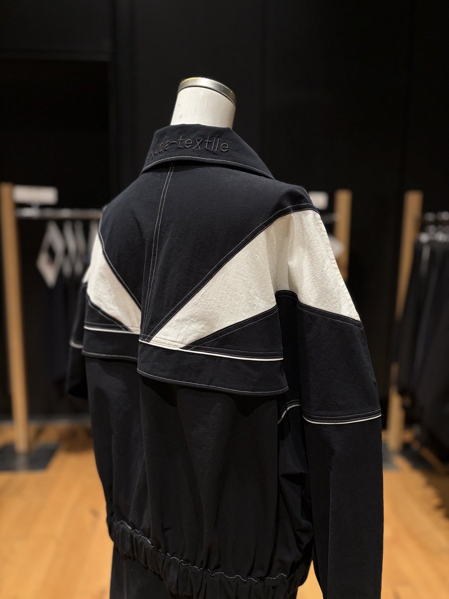 iy_ko0516's tweet photo. パタンナー山口智美さまに
TNJ生地展示会用の製品サンプルを
依頼させていただきました🪡
@tomomi_patterns 

新作のボイルサウンドクロスは
加工でパウダリータッチに。

スポーティーな製品に仕立てていただき
とても素敵です。ロゴも山口さまが刺繍を入れてくれました♡

ありがとうございました！ https://t.co/yi96ddjkt0