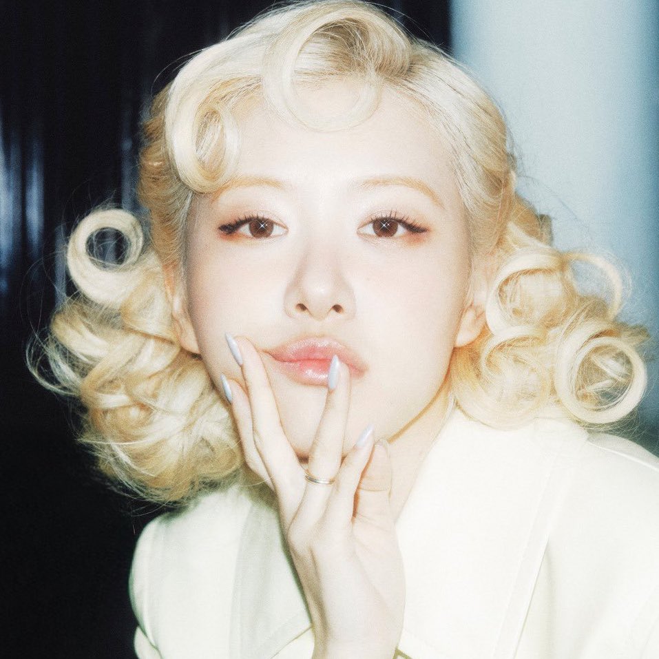 rosé pics tweet media