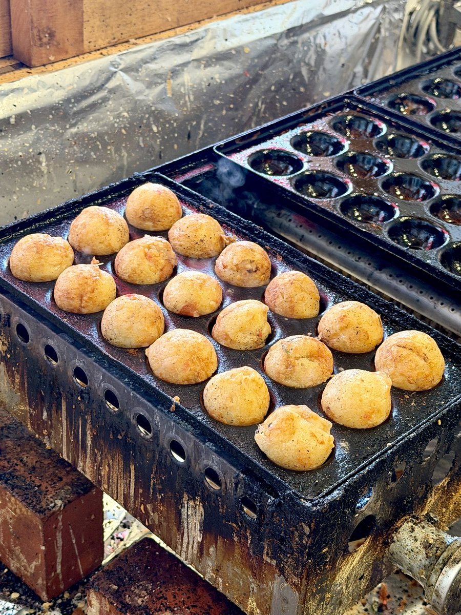 dashi_tsukkomi's tweet image. 朝日放送の本社向かいにたこ焼き瑛ちゃん発見。3年前にオープンという店主も若いお店。試行錯誤を繰り返してるそうで、めちゃくちゃ美味しいんです！　皮一枚の中はトロトロ、マダコもバッチリ。無料トッピングが13種、これも嬉しい✨✨  #たこ焼き　 #octopus🐙　#takoyaki  #osakajapan #foodculture