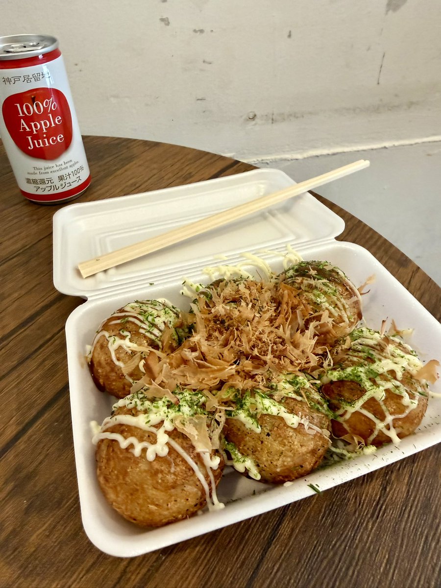 dashi_tsukkomi's tweet image. 朝日放送の本社向かいにたこ焼き瑛ちゃん発見。3年前にオープンという店主も若いお店。試行錯誤を繰り返してるそうで、めちゃくちゃ美味しいんです！　皮一枚の中はトロトロ、マダコもバッチリ。無料トッピングが13種、これも嬉しい✨✨  #たこ焼き　 #octopus🐙　#takoyaki  #osakajapan #foodculture