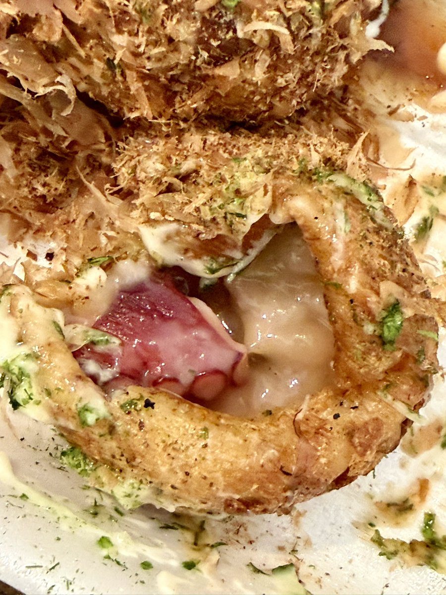 dashi_tsukkomi's tweet image. 朝日放送の本社向かいにたこ焼き瑛ちゃん発見。3年前にオープンという店主も若いお店。試行錯誤を繰り返してるそうで、めちゃくちゃ美味しいんです！　皮一枚の中はトロトロ、マダコもバッチリ。無料トッピングが13種、これも嬉しい✨✨  #たこ焼き　 #octopus🐙　#takoyaki  #osakajapan #foodculture