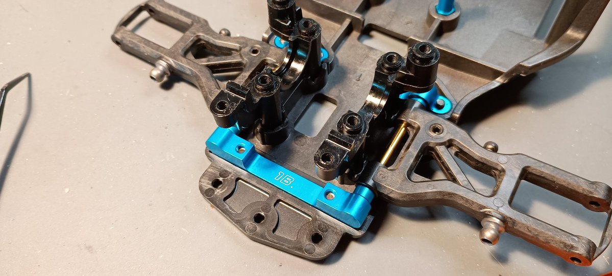 noriponRC's tweet image. こんにちわ‼️
定例会議がリスケしたので、TA07 Rくんのレストア再開ッ💦
セパレートサスマウント初体験、前は1B-1Bでトー±0°、後ろは1D-1Aでトー+1.5°で合ってるかな⁉️
う〜ん、よくわかんないなぁ〜😅

今のところはガタなしスルスルで組めてます👍

#タミヤ #TA07R #AWD #フジビュー #ラジコン広場