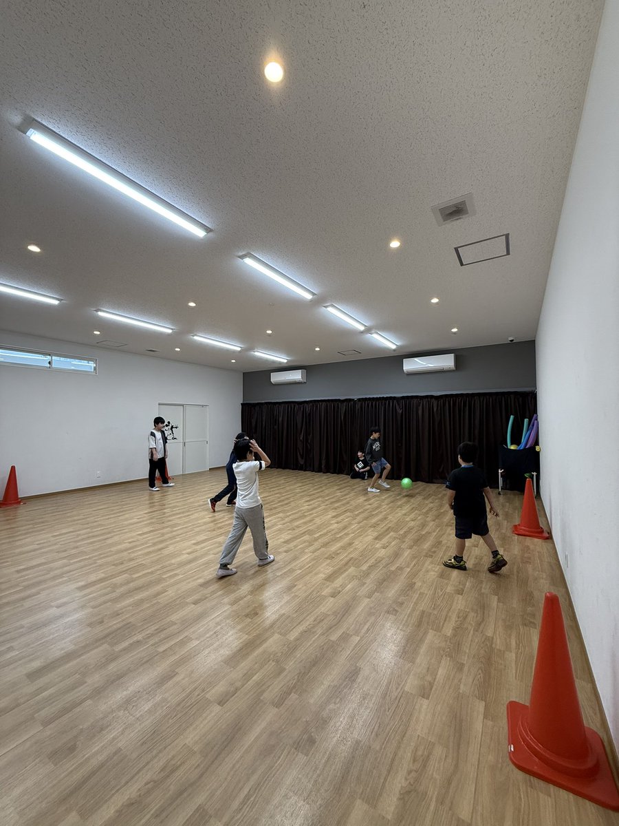 e1soccerschool's tweet photo. 【4月からスタートしています🏀🏐】

バルシューレスクール
→ ボール遊び教室＆居場所型スクール（川口）

「運動が苦手でも大丈夫」
「安心して過ごせる場所がほしい」

そんな子どもたちのための場所です。

遊びながら
✔運動能力
✔判断力
✔コミュニケーション力
を育てます！

#埼玉県 #川口市 https://t.co/YkRZjy0HBt