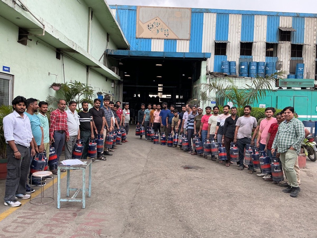 ioclupso2's tweet photo. In Haridwar, Uttarakhand,  5 kg FTL LPG connections were  provided to migrant labourers (118 total) among various industries and 6 Nos. to Motherhood University students, addressing shortages. 
#IndiaDelivers #EnergyOfIndia #AlwaysOnDuty https://t.co/c1RVMxaFSY