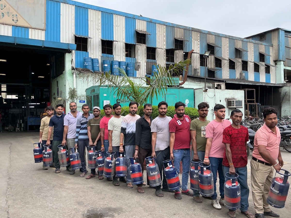 ioclupso2's tweet photo. In Haridwar, Uttarakhand,  5 kg FTL LPG connections were  provided to migrant labourers (118 total) among various industries and 6 Nos. to Motherhood University students, addressing shortages. 
#IndiaDelivers #EnergyOfIndia #AlwaysOnDuty https://t.co/c1RVMxaFSY