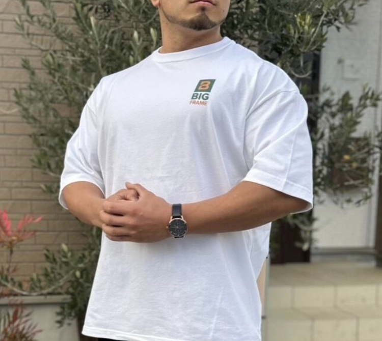 Odake_family's tweet photo. 木曜日。
1週間の後半に入ると、
服も“ラクさ”を求めたくなる。
でも、ただラクなだけじゃ物足りない。
BIG FRAMEはそのちょうど中間を狙っています🟢
#木曜日 #ストリートスタイル #BIGFRAME https://t.co/lMfZFJSyEe