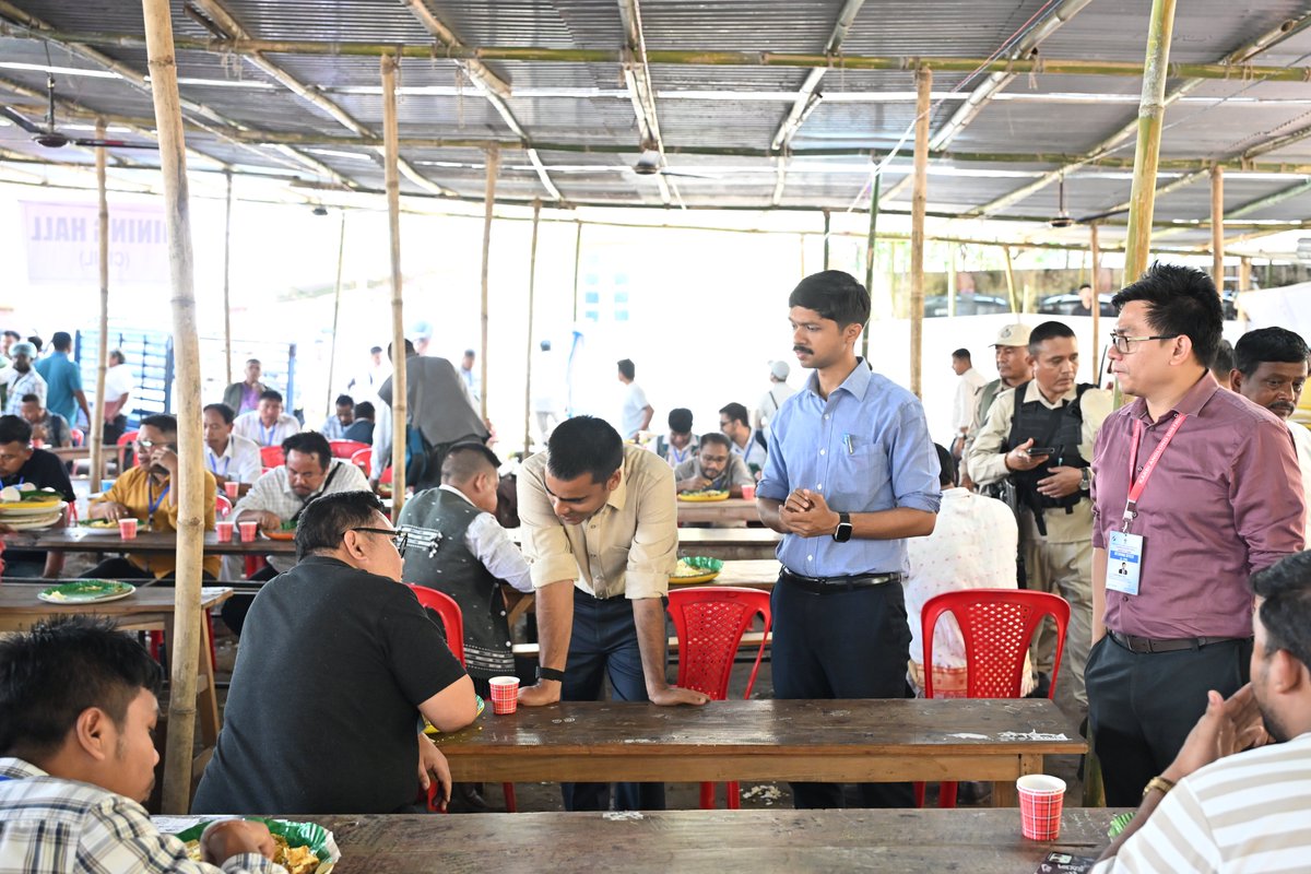 DCKarbiAnglong's tweet photo. District Election Officer Shri Aranyak Saikia, IAS and SSP Shri Pushpraj Singh, IPS inspected food counters at Diphu Government College, ensuring proper refreshments and facilities for polling and police personnel, reinforcing smooth and well-supported election management. https://t.co/oUVfEA37QY