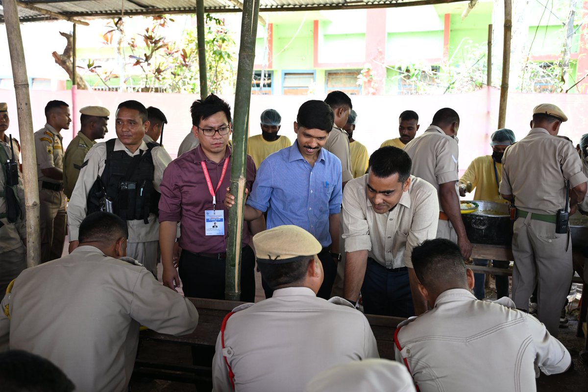 DCKarbiAnglong's tweet photo. District Election Officer Shri Aranyak Saikia, IAS and SSP Shri Pushpraj Singh, IPS inspected food counters at Diphu Government College, ensuring proper refreshments and facilities for polling and police personnel, reinforcing smooth and well-supported election management. https://t.co/oUVfEA37QY