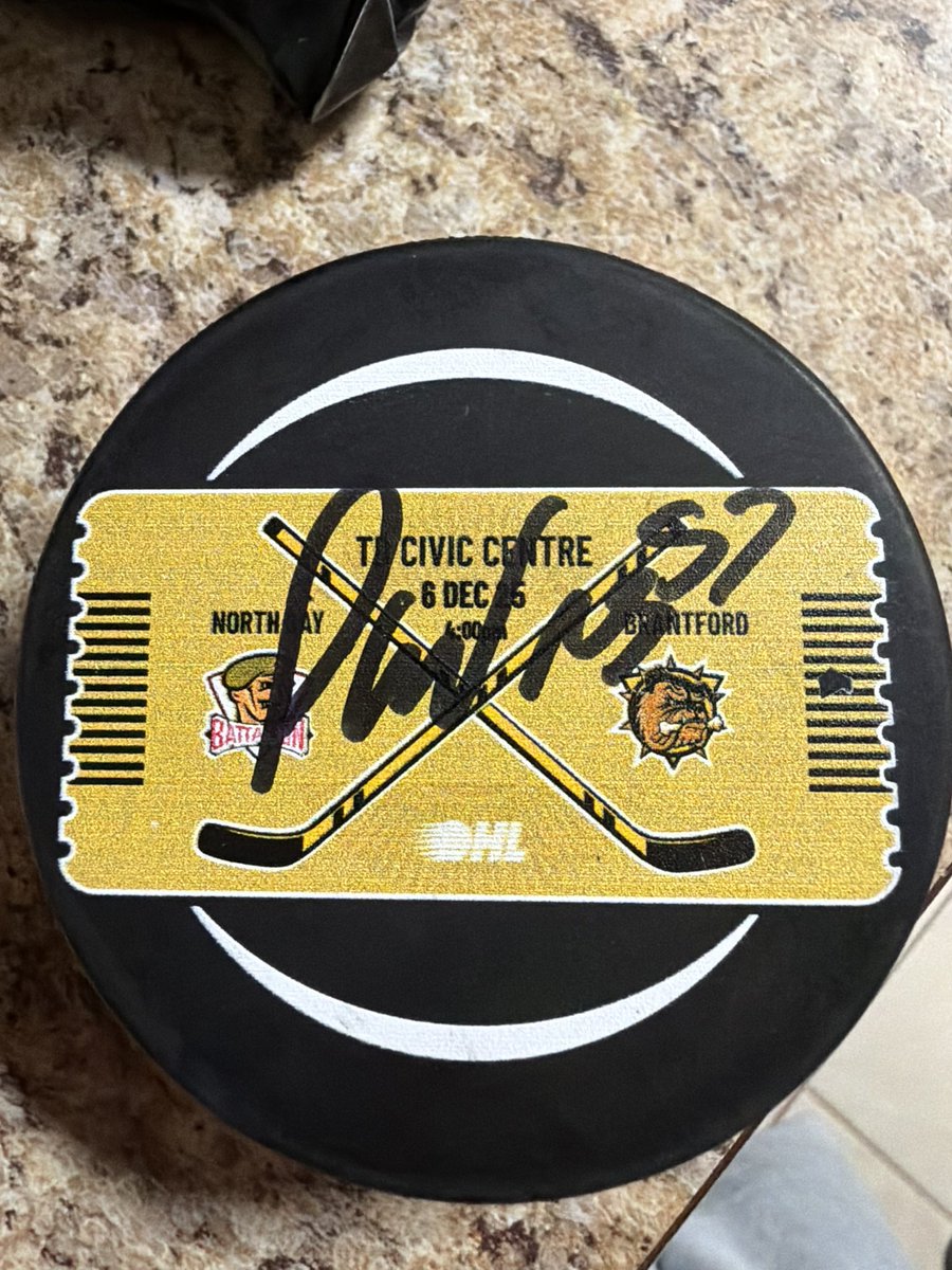 QuackHead1677's tweet photo. @Colinward_O u may be the man to ask about this my buddy got this out of the mystery pucks and we can’t figure out for sure who it is. Thinking Holmes?

@BulldogsOHL @Bulldogs_PR https://t.co/Pe6fkH8op1