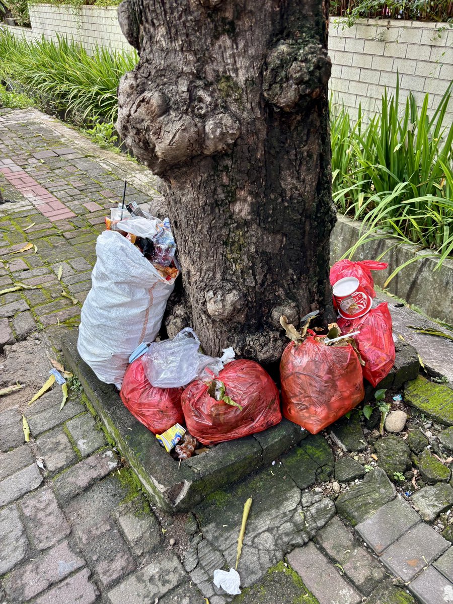 difiancheto's tweet photo. Setelah sekian lama menunggu, sebentar lagi bisa bilang “Bye trotoar yang tak ramah pejalan kaki!”

Kuddos untuk jajaran Pemprov @DKIJakarta terkait proyek revitalisasi trotoar di Jalan Rasuna Said. Cc: Mas @prastow https://t.co/Qw79hheMO8