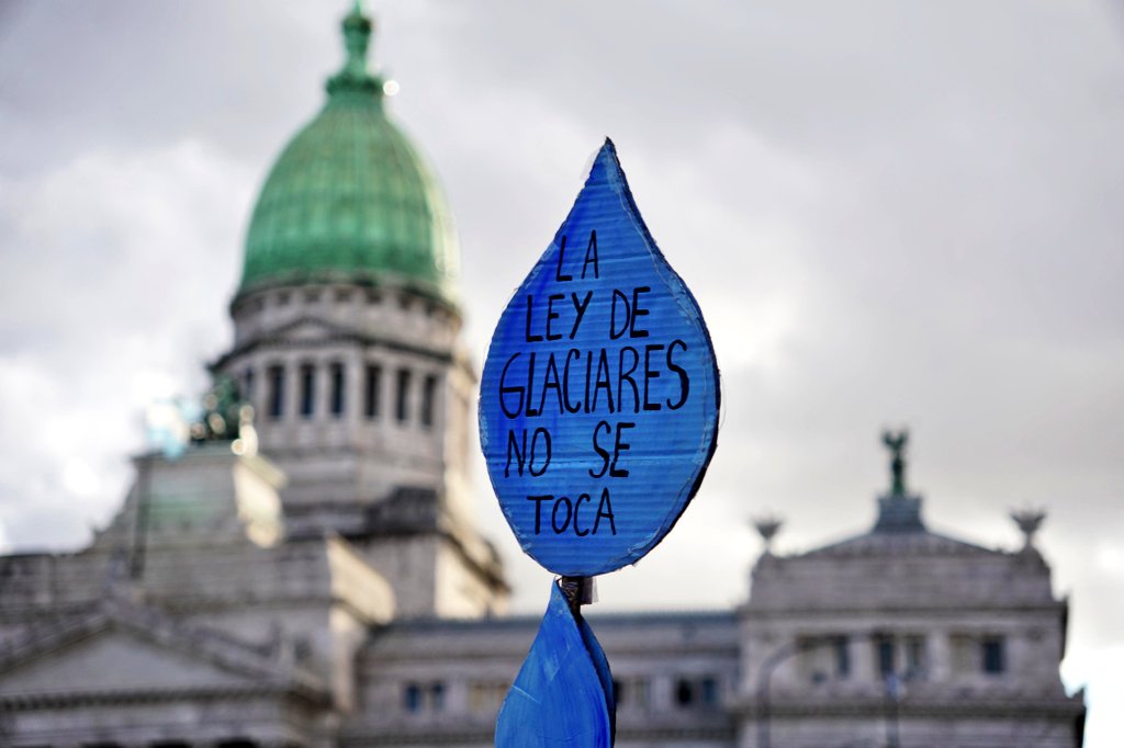 lorepokoik's tweet photo. Modificar la Ley de Glaciares es habilitar el saqueo de nuestros recursos naturales, poner en riesgo el agua y vulnerar la soberanía, subordinando a la Argentina a intereses externos. La historia juzgará a los responsables de esta entrega, desde el presidente hasta quienes la convalidaron en el Congreso. Vamos a seguir luchando para defender nuestros recursos !
