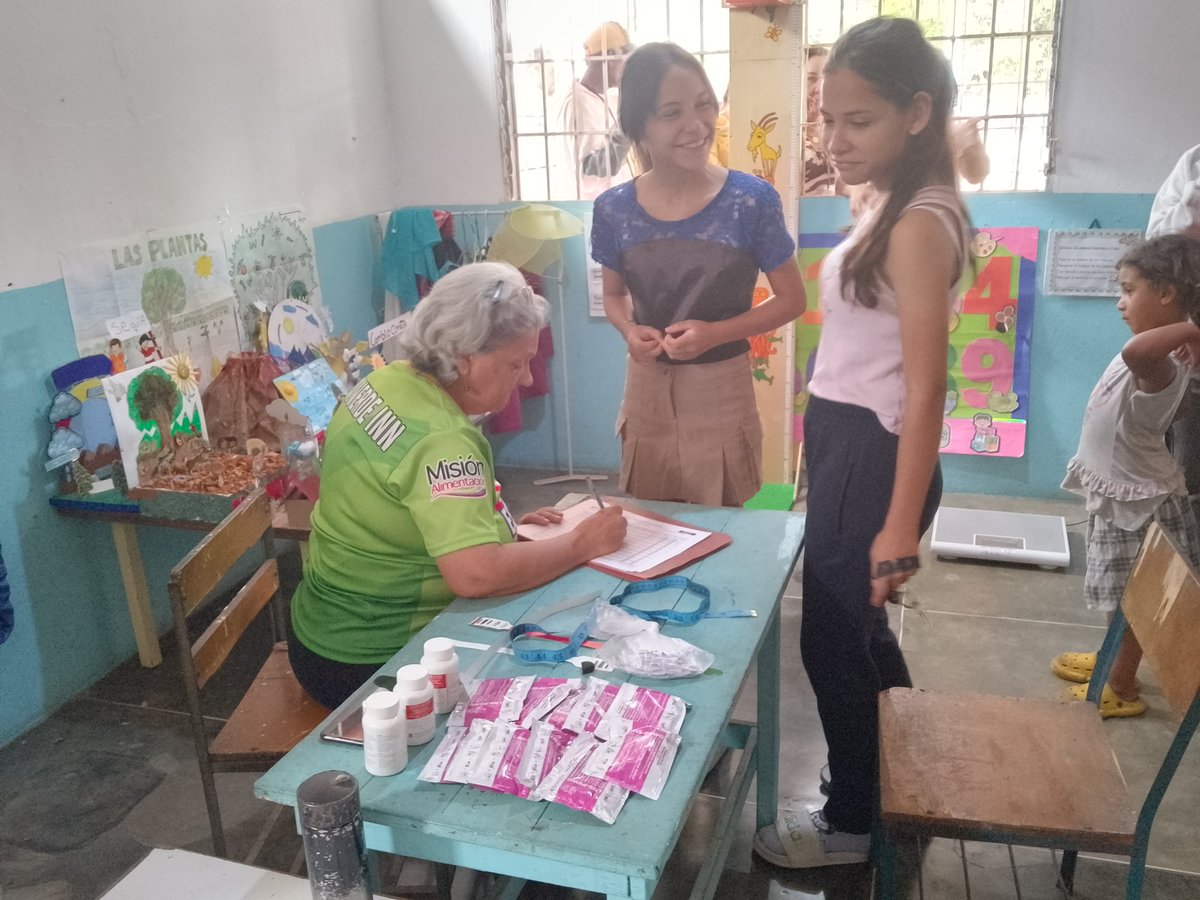 UBCH_AIN's tweet photo. #AbrilVictoriaDeLaPaz llevando jornada de alimentación a las comunidades del punto y circulo de la UBCH Año Internacional nacional del Niño (Negro Primero I, Negro Primero II, Árbol Las Tres Raíces y Junin) parroquia San Simón #Maturin @dcabellor @ConElMazoDando https://t.co/0NyIPU0XMq