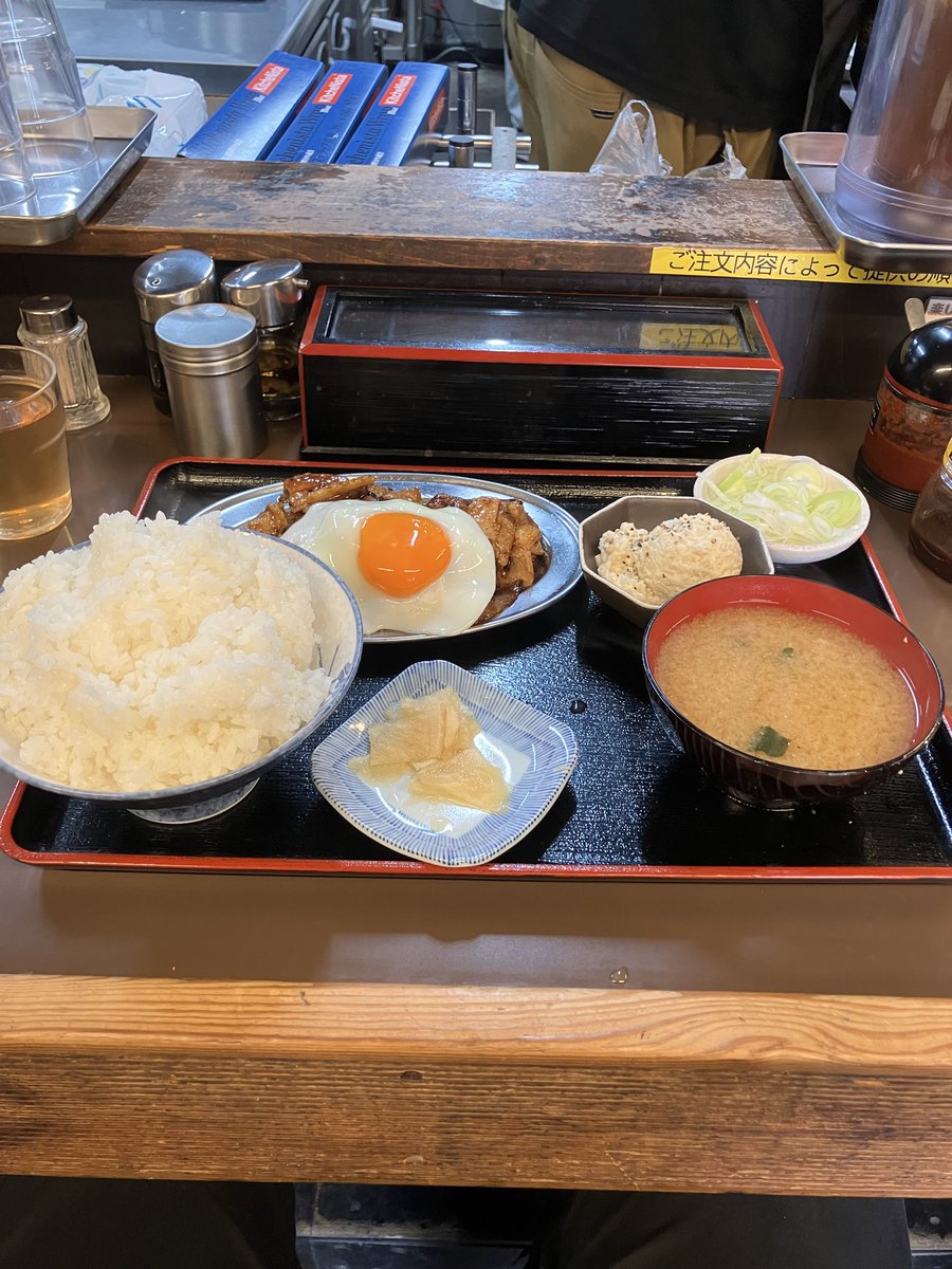 きょうの朝飯兼昼飯はもつ煮カド屋の豚バラ焼き定食😆
初回で目玉焼きトッピングしましたが最高に美味かったです😋