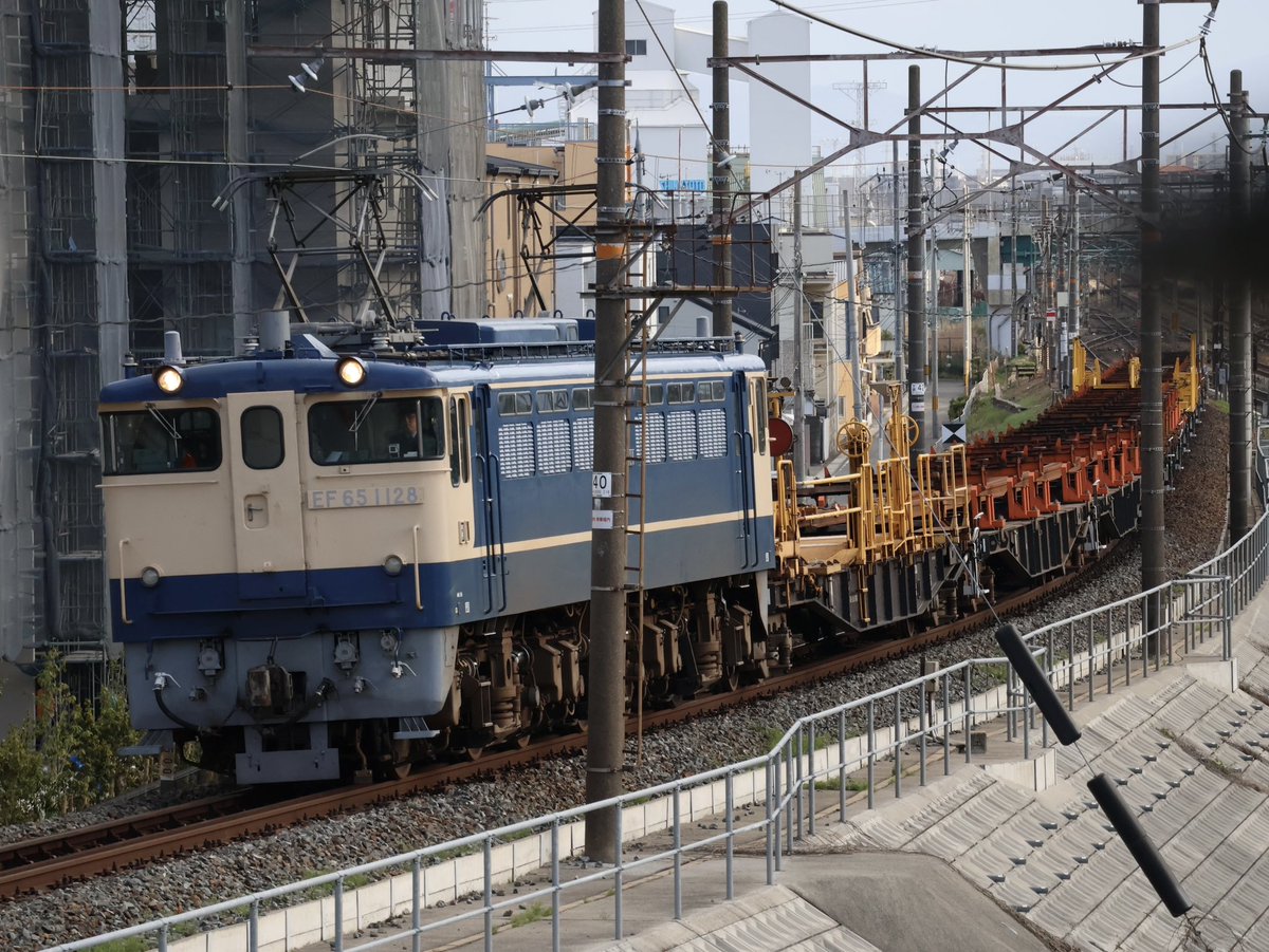 201223225A's tweet photo. 2026/4/7
工9182レ 
米原転回宮原工臨 
EF65-1128+ロンチキ12b
窓の鍵が入ってしまいました https://t.co/sRRb0tAU3e