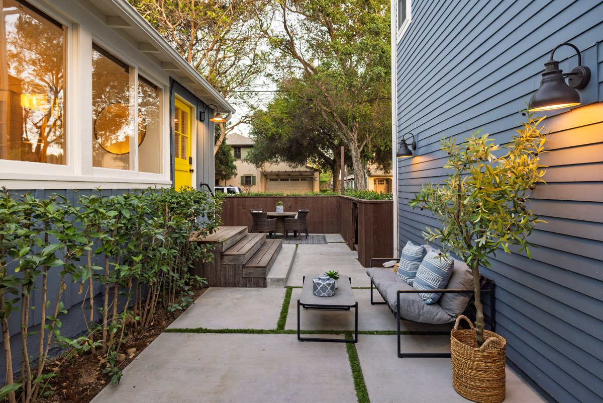 NEW LISTING • Look on the Bright Side ✨ Historic Santa Barbara Bungalow Under $2M

Open Thursday, April 9th | 10:00am - 1:00pm
2201 Oak Park Lane | Santa Barbara | $1,950,000

The Kogevinas Group • Berkshire Hathaway HomeServices California Properties • DRE 01209514