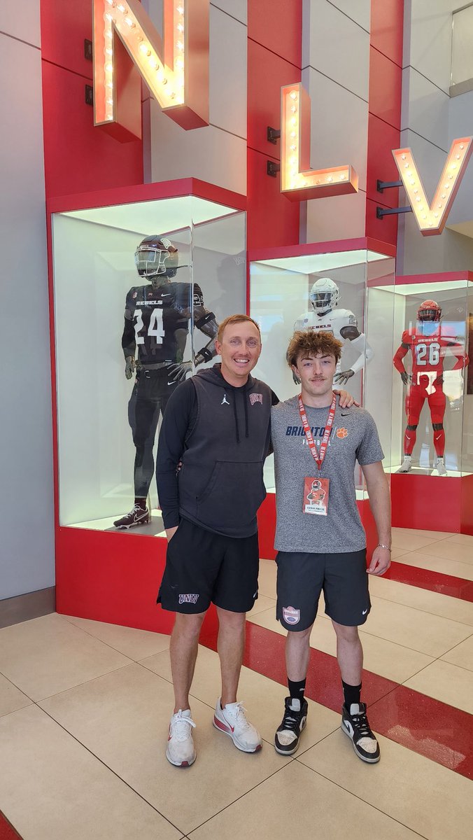PriceEvan42's tweet photo. Thankful for the opportunity to visit UNLV Rebels football.

Really appreciate @CoachSingler and the other staff taking the time to show me around and share more about the program. Looking forward to being back in June.
@BrightonBengal @Josh_Montzingo @RogueKicking https://t.co/NnBY7RH6ub