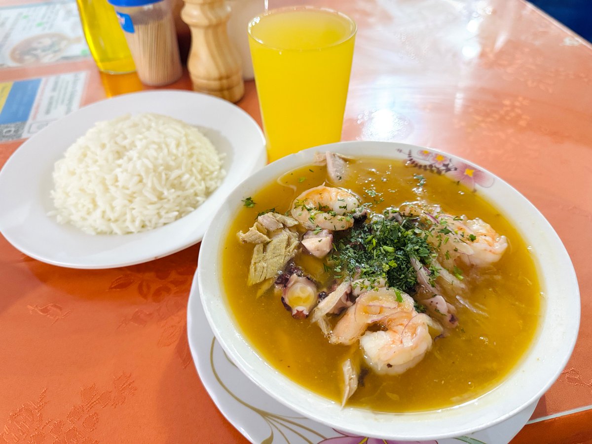 harukaxblog's tweet photo. ガラパゴス諸島はご飯も美味しくてまじで住める。

・エンセボジャード(玉ねぎベースの海鮮スープ)
・ボロン(バナナを潰してチーズと肉を混ぜた団子)
・セビーチェ(海鮮マリネ)
・アサード(海鮮炭火焼き)

値段は約US$6〜8で食べれるしとにかく美味しすぎて何度もリピしてる🤤♡ https://t.co/qCAjtVs2UX
