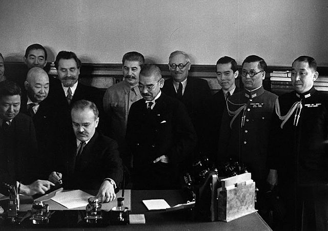 URDailyHistory's tweet image. 13 April 1941: The #Soviet Union and the #Japanese governments sign a neutrality pact. The agreement effectively ends when the Soviets attacked Japanese occupied territory in #China on August 9, 1945, in order to try to take advantage of an already defeated Japan and in