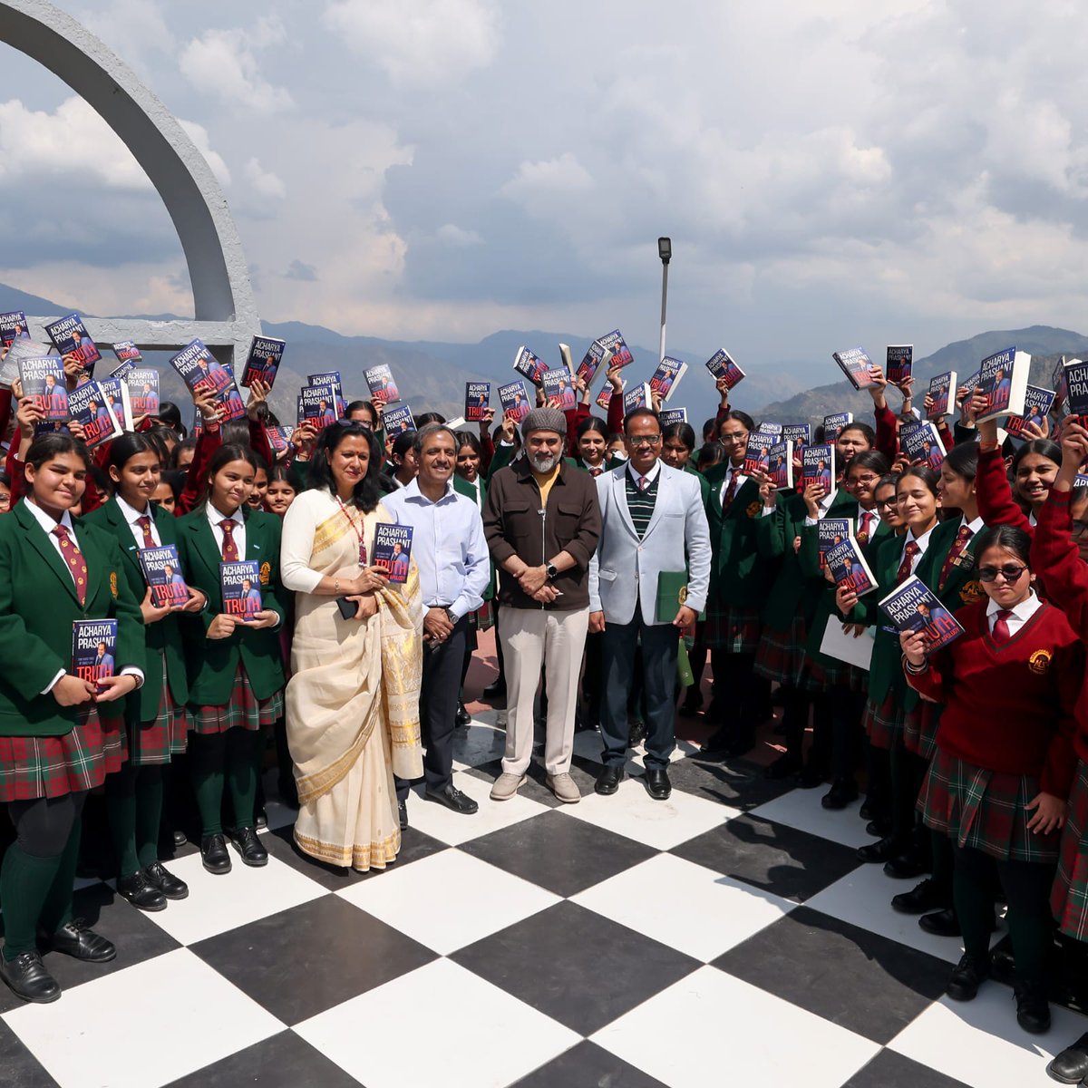 MohitUniyalINC's tweet image. श्री आचार्य प्रशांत जी से #मसूरी_इंटरनेशनल_स्कूल में आयोजित संवाद के दौरान मुलाकात का अवसर मिला।
उनके विचारों की स्पष्टता,गहराई और जीवन को देखने का अनूठा दृष्टिकोण अत्यंत प्रभावशाली है। @Advait_Prashant
#acharyaprashant #environment #vegan  #naturelovers #vedanta #upanishads #ego