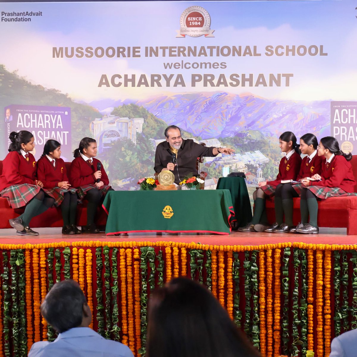 MohitUniyalINC's tweet image. श्री आचार्य प्रशांत जी से #मसूरी_इंटरनेशनल_स्कूल में आयोजित संवाद के दौरान मुलाकात का अवसर मिला।
उनके विचारों की स्पष्टता,गहराई और जीवन को देखने का अनूठा दृष्टिकोण अत्यंत प्रभावशाली है। @Advait_Prashant
#acharyaprashant #environment #vegan  #naturelovers #vedanta #upanishads #ego