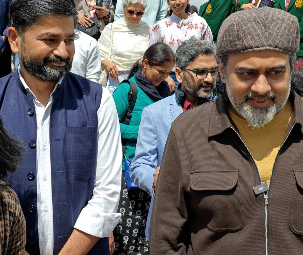 MohitUniyalINC's tweet image. श्री आचार्य प्रशांत जी से #मसूरी_इंटरनेशनल_स्कूल में आयोजित संवाद के दौरान मुलाकात का अवसर मिला।
उनके विचारों की स्पष्टता,गहराई और जीवन को देखने का अनूठा दृष्टिकोण अत्यंत प्रभावशाली है। @Advait_Prashant
#acharyaprashant #environment #vegan  #naturelovers #vedanta #upanishads #ego