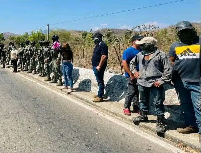Retienen a marinos que golpearon a dos jóvenes en Petatlán
sintesisdeguerrero.com.mx/2026/04/08/ret…
