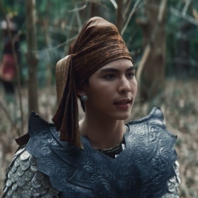 "เหตุใดจึงทำหน้าเช่นนั้นเล่าน้องยา"

"ศึกครานี้มิใช่ศึกใหญ่ก็จริง"
"แต่ให้มังชเวมินมาด้วยเช่นนี้ดีแล้วหรือเจ้าพี่ตองเจ"

"ดีสิพะยะค่ะ!"
"เสด็จปู่ออกรบกับเสด็จปู่ทวดบุเรงนองตั้งแต่อายุเพียงสิบสี่"
"ยามนี้ลูกสิบเจ็ดแล้ว ให้ลูกได้รบเคียงบ่าเคียงไหล่เสด็จพ่อทั้งสองเถิด"