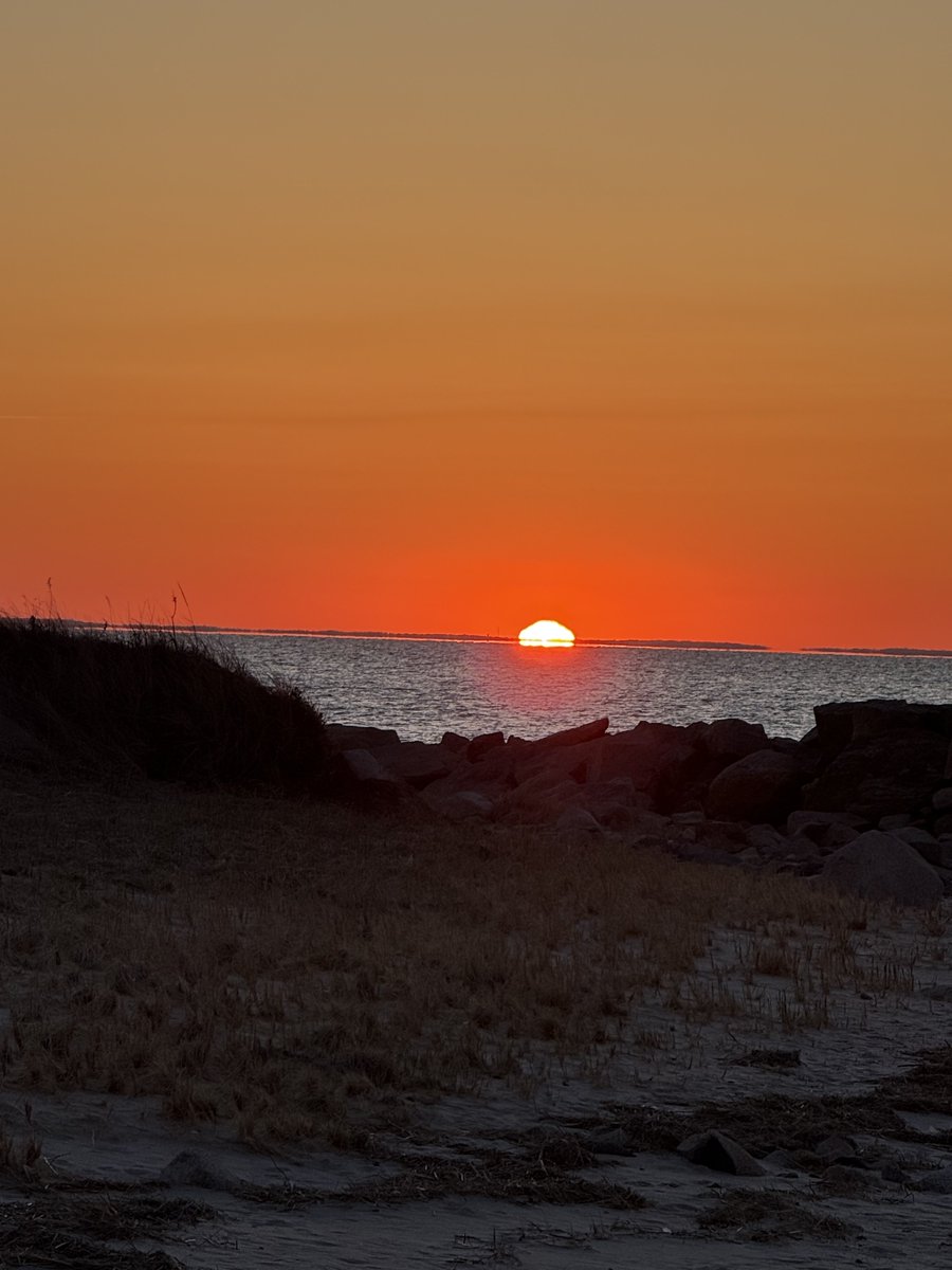 mmuhlfelder's tweet image. A tequila sunset over #capecodbay and a cold, #calmocean