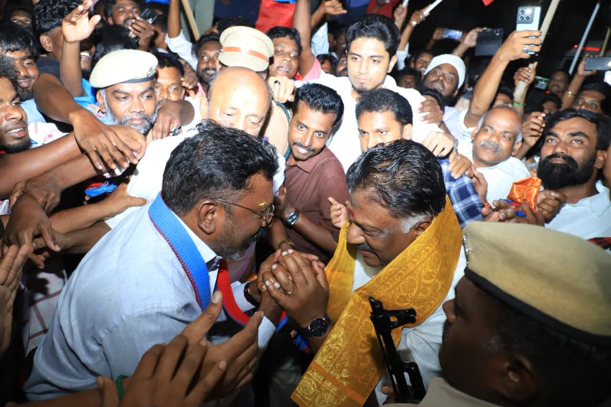thirumaofficial's tweet photo. மதச்சார்பற்ற முற்போக்குக் கூட்டணி சார்பில், விடுதலை சிறுத்தைகள் கட்சியின் பெரியகுளம் சட்டமன்றத் தொகுதியின் வெற்றி வேட்பாளர்  பெ.சக்திவேல் அவர்களுக்கு மாண்புமிகு மேனாள் முதல்வர் அண்ணன் ஓ.பன்னீர் செல்வம்  @OfficeOfOPS அவர்களும் நாடாளுமன்ற உறுப்பினர் சகோதரர்  திரு.தங்க தமிழ்ச்செல்வன் அவர்களும் பானை சின்னத்திற்கு சேகரித்தனர்!