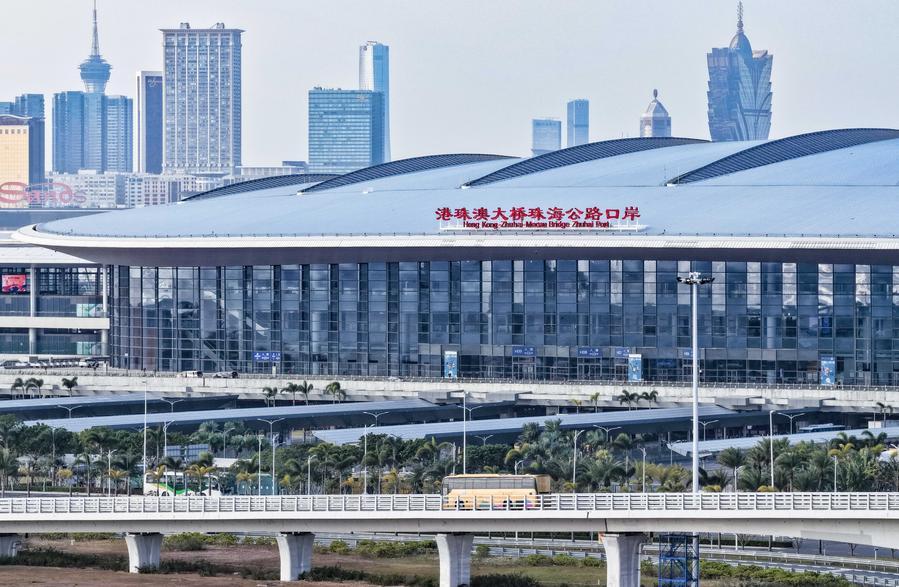 Auf der Hongkong-Zhuhai-Macao-Brücke im Süden Chinas wurde mit dem höchsten täglichen grenzüberschreitenden Fahrzeugverkehr seit der Eröffnung ein neuer Rekord beim Verkehrsaufkommen registriert: 29.800 Fahrzeuge wurden am Montag kontrolliert.