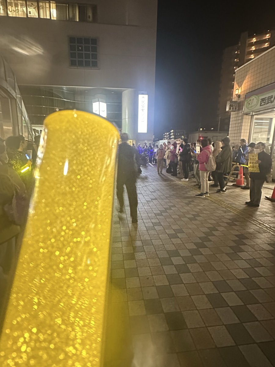 2131noriko's tweet photo. 平和憲法を守るための緊急アクション in 清瀬に参加しました。
憲法9条は今の私たちの命だけでなく、子どもの未来も思いも守る大切な砦です。
原田新市長に向けられた黄色のペンライト。参加者は200人とのことでした。
#平和を守る0408 https://t.co/MZQZJGtVyD