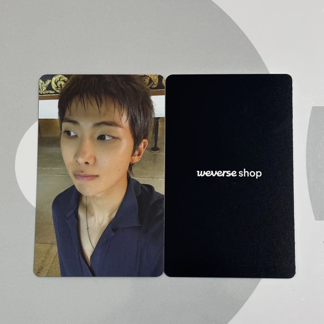 NSS_forRM's tweet photo. Photocard terbaru #RM untuk album pick-up lucky draw <LD>, GOYANG. 

Cakepnyaa Namjoon 😭 Suka banget sama outfitnya buat SWIM performance video 😭

Foto milik @/taejinbilog https://t.co/p77rzGAvWE