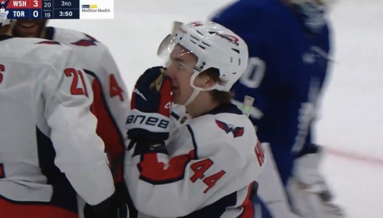 ilyasamsHOEnov's tweet photo. Hutsons reaction when he realizes he could have passed to little pro for his first NHL goal is killing me he was so upset 😭😭 #ALLCAPS https://t.co/XN9wIlN8Ag