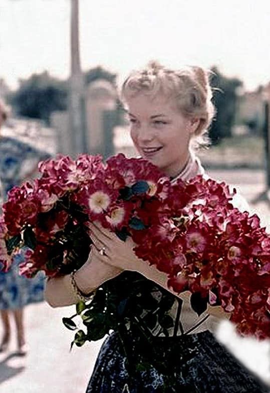 FlicksAnca's tweet photo. Romy Schneider with flowers 🌸🌷🌺 https://t.co/8drD0luCIG