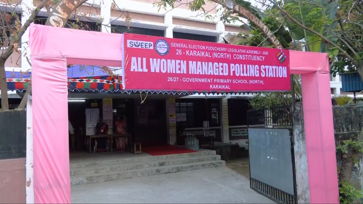 sunnewstamil's tweet photo. #ElectionUpdate | புதுச்சேரி தேர்தல் - காரைக்கால் மாவட்டத்தில் 5 இடங்களில் முழுவதும் பெண் அலுவலர்களே நிர்வகிக்கும் ’Pink’ பூத்கள் அமைக்கப்பட்டுள்ளன
இங்கு தேர்தல் அலுவலர்கள், பாதுகாப்பு போலீசார், உதவியாளர்கள் என அனைவரும் மகளிரே
#SunNews | #PinkBooth | #PuducherryElection https://t.co/153LhTm47r