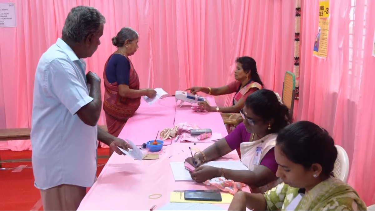 sunnewstamil's tweet photo. #ElectionUpdate | புதுச்சேரி தேர்தல் - காரைக்கால் மாவட்டத்தில் 5 இடங்களில் முழுவதும் பெண் அலுவலர்களே நிர்வகிக்கும் ’Pink’ பூத்கள் அமைக்கப்பட்டுள்ளன
இங்கு தேர்தல் அலுவலர்கள், பாதுகாப்பு போலீசார், உதவியாளர்கள் என அனைவரும் மகளிரே
#SunNews | #PinkBooth | #PuducherryElection https://t.co/153LhTm47r