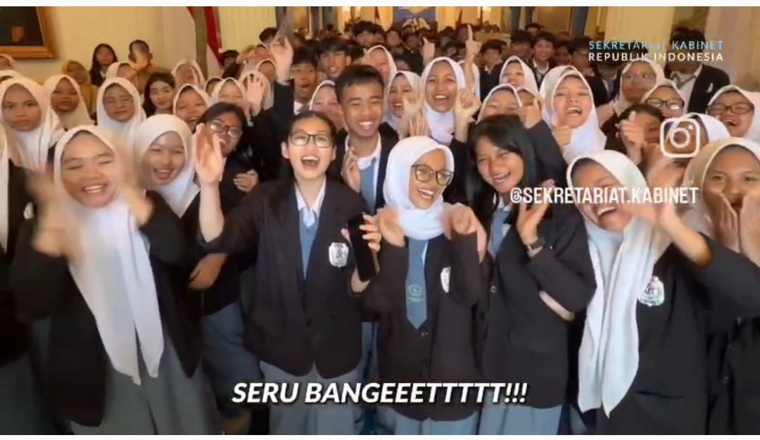 hartono_352016's tweet photo. TERIMAKASIH Presiden Prabowo yg telah memberi kesempatan siswa-siswi sekolah sebagai Generasi Penerus Bangsa boleh mengunjungi Istana Merdeka

@YandriSusanto 
@SekretariatNegaraRI 

#BPSDMKementerianDesaPDT
#TerimakasihBapakPresiden 
#IstanaMerdeka #MemupukNasionalismeAnakBangsa https://t.co/NGUgo1D5ke