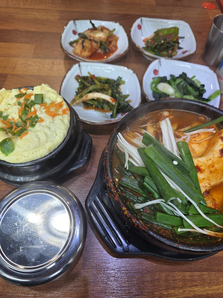 오늘은 비가와서 타설이 취소되어  맛있는게 먹고싶어
버섯 두루치기와 폭탄 계란찜 하나 시켰어요 맞점하세요 🤣