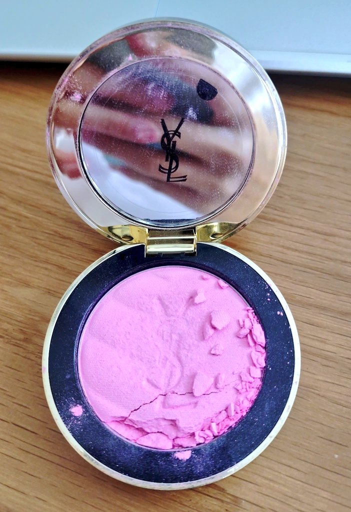 この割れてしまったチーク、凄い使いにくいんだけどこうすると良いよみたいなの知ってる人いたら教えて😭🙏🏻