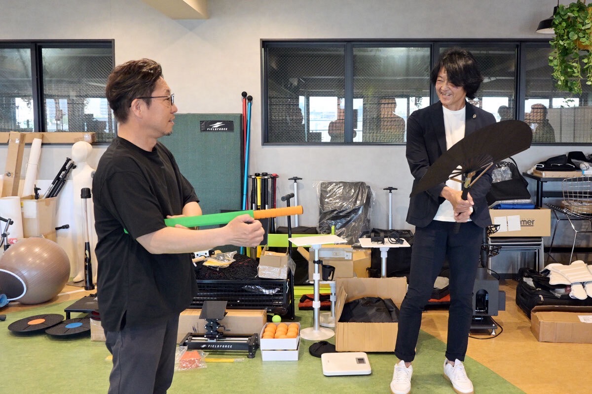 tachiryu89's tweet photo. 先日、野球技能向上器具製作等で、野球界に多大な貢献をされている、フィールドフォースさんとの定例意見交換会議に行って来ました。毎回行くのが楽しみで、ここには野球に対する愛情とアイデアがたくさんあり、私にとってテーマパークに来ている気分になれる場所でもあります。またこの日は、片岡安祐美さんとお会いすることが出来ました！また幸せな時間を過ごせました。
