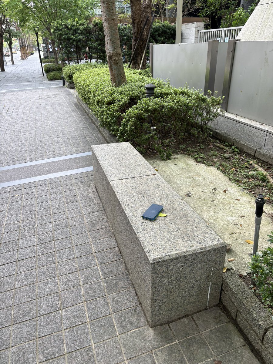 zonble's tweet photo. 如果有人在內湖光寶大樓附近掉了一支 iPhone 的話，在光寶大樓前路邊椅子上有一支藍色手機套的 iPhone法。五分鐘前還在這邊，再晚就不知道了。 https://t.co/LwHpIHZvfY