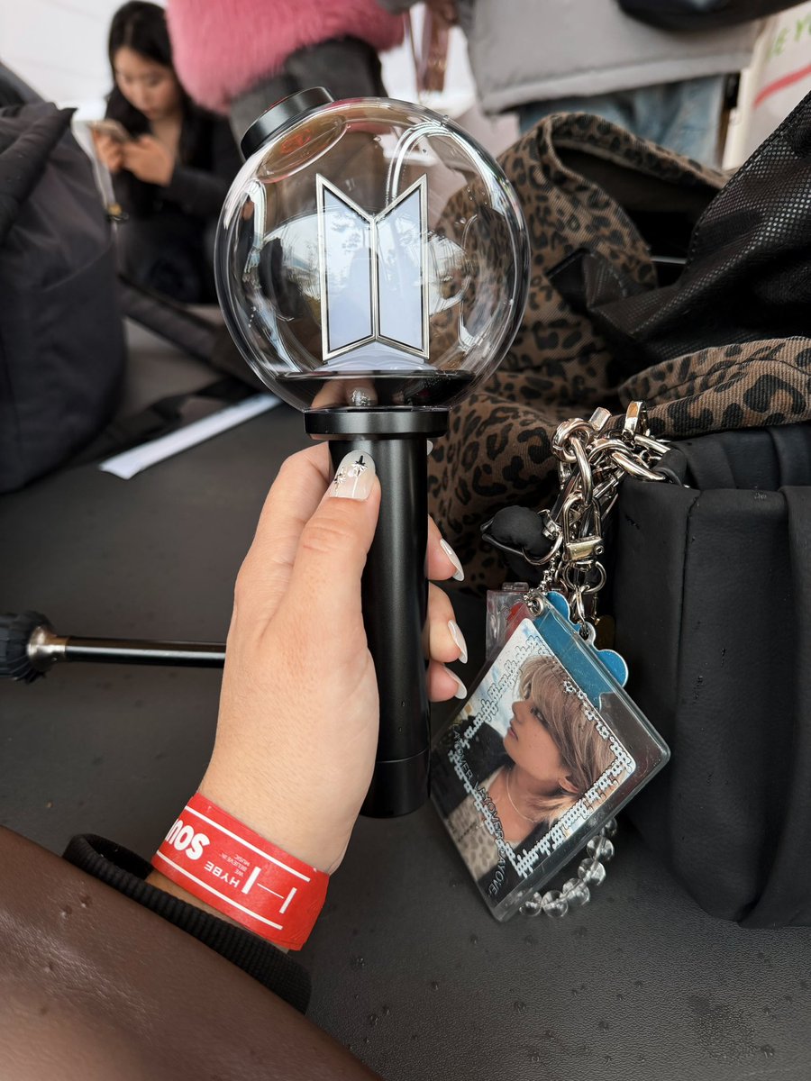 vivi ¨̮ ⁷ 🪭 is seeing bts TODAY!! tweet media