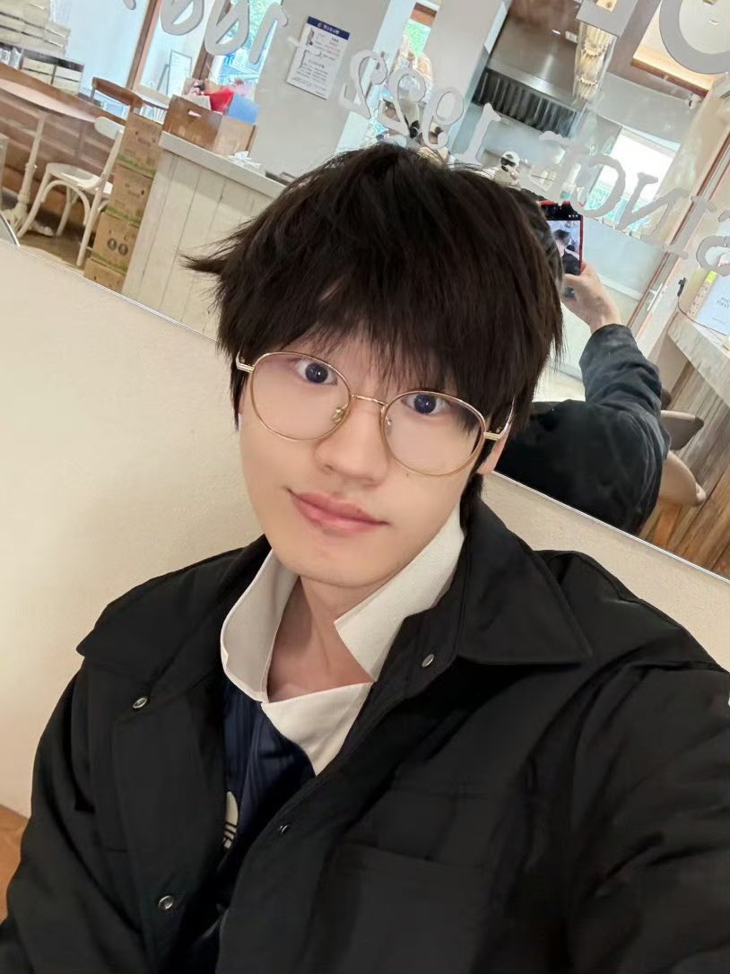 AllForLiuZhang's tweet photo. 🦆 09.04.2026 | AK Weibo Update

: ทานอาหารเช้ากันเถอะ

ทรงผมที่ผมจัดแต่งด้วยหมอน กับทรงผมที่ช่างทำผมทำให้เมื่อวาน

หมอนชนะ!

🔗 https://t.co/r4glpqnfSx

#AKOOLMAN
#LiuZhang #AK刘彰 #หลิวจาง #เอเค https://t.co/KcKbC8c5Ph